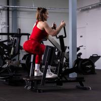 Разведение ног стоя на свободных весах Gymleco 062